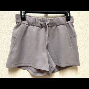 Lululemon On The Fly Short, 2.5in, size 4, Silverscreen